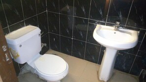 Een douche, een regendouche, handdoeken