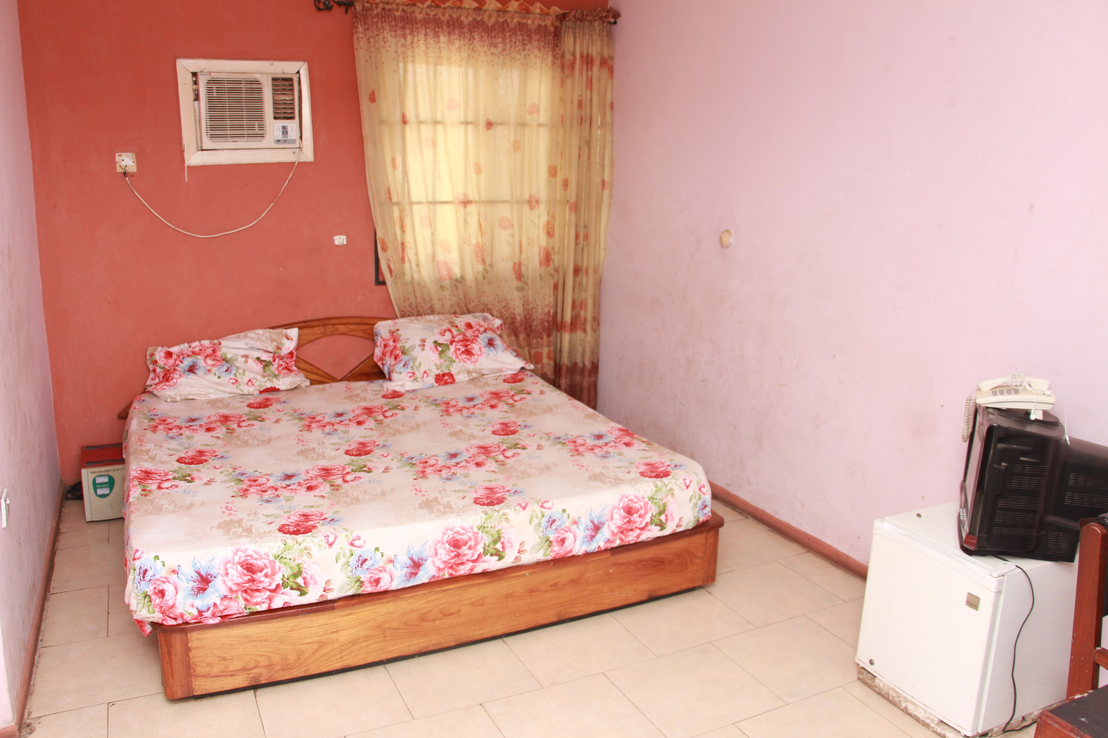 Minibar, bureau, rideaux occultants, draps fournis