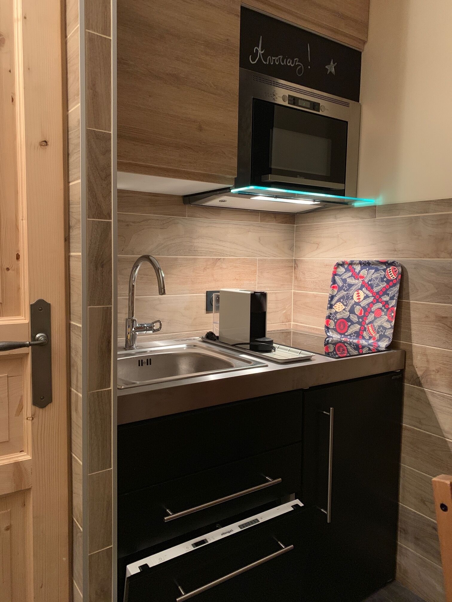 Réfrigérateur, micro-ondes, lave-vaisselle