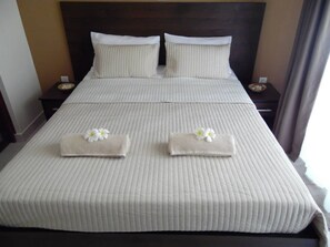 Deluxe Double Room, Poolside | Meja, langsir/tirai gelap terus, katil bayi/kot (surcaj), Wi-fi percuma 