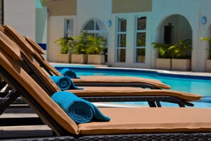Outdoor pool, pool loungers - Gasaro Hotel (Mtwapa)