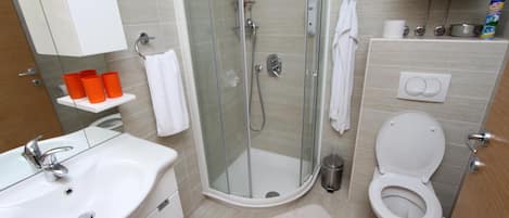 Apartment, 1 Schlafzimmer, Erdgeschoss | Badezimmer | Dusche, Haartrockner, HandtĂŒcher, Toilettenpapier