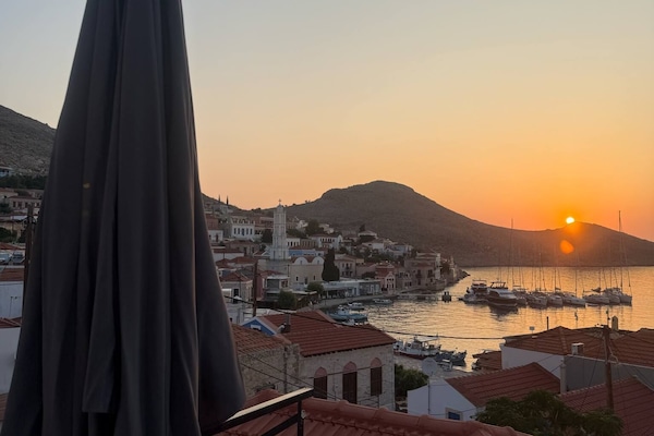 Exclusief appartement, uitzicht op zee | 1 slaapkamer, een kluis op de kamer, een strijkplank/strijkijzer