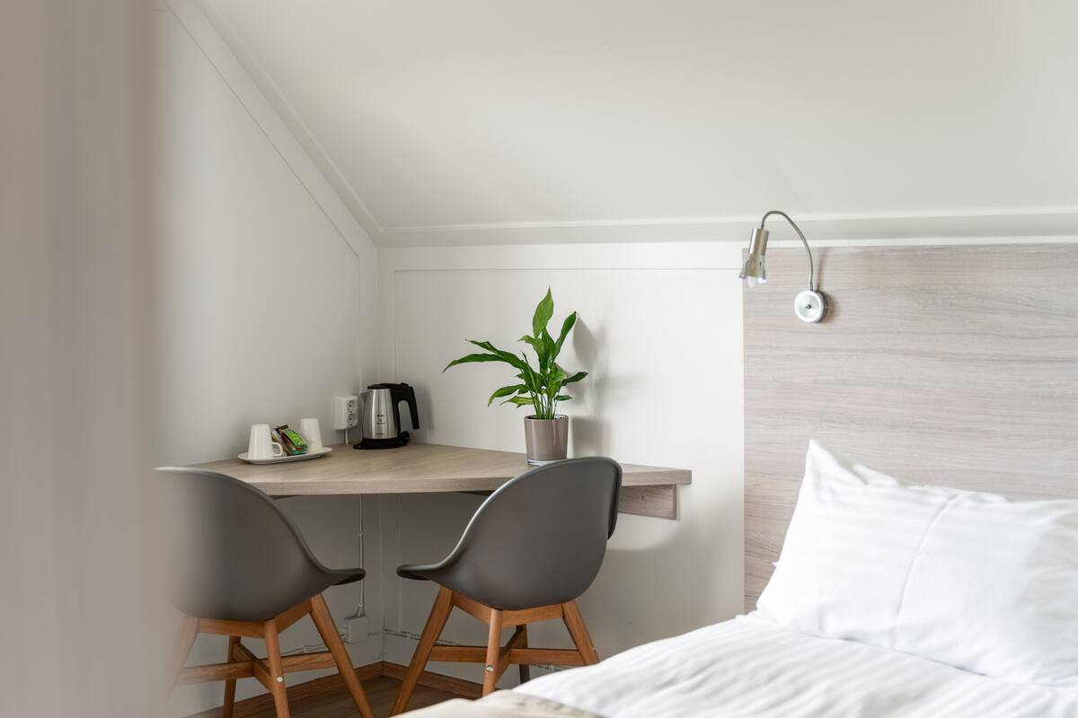 Dobbelt- eller tomannsrom, privat bad | Skrivebord, blendingsgardiner og barnesenger (inkludert)