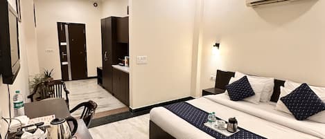 Deluxe Room, Multiple Beds, Smoking