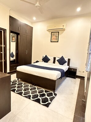 Habitación Deluxe, varias camas, fumadores | Sábanas de algodón egipcio, ropa de cama de alta calidad, caja fuerte
