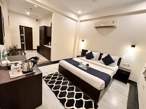 Deluxe kamer, meerdere bedden, roken | Lakens van Egyptisch katoen, luxe beddengoed, een kluis op de kamer