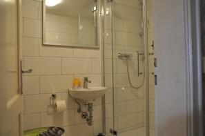 Quarto triplo | Banheiro | Chuveiro, secador de cabelo, toalhas de banho 