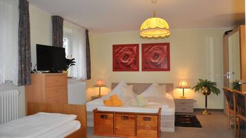 Ropa de cama de alta calidad, cubrecamas y muebles diferentes