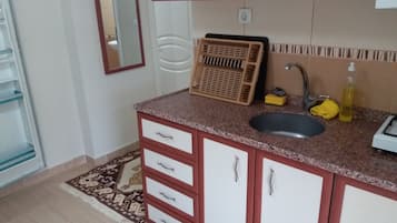 Standard Quadruple Room, Garden View | Private kitchen
