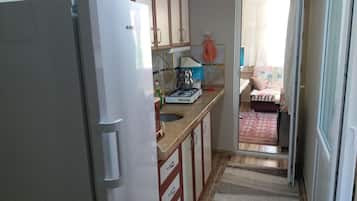 Family Room | Private kitchen | Full-sized fridge, oven, stovetop, coffee/tea maker