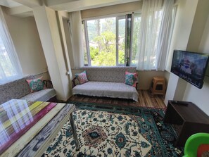 Junior Condo, Kitchen, Garden View | Living area | 82-cm flat-screen TV with satellite channels, LED TV, iPod dock - Saglik Apart Pansiyon (Erdek)
