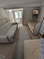 Habitación cuádruple estándar, vistas al jardín | Ropa de cama de alta calidad, colchones Select Comfort, escritorio