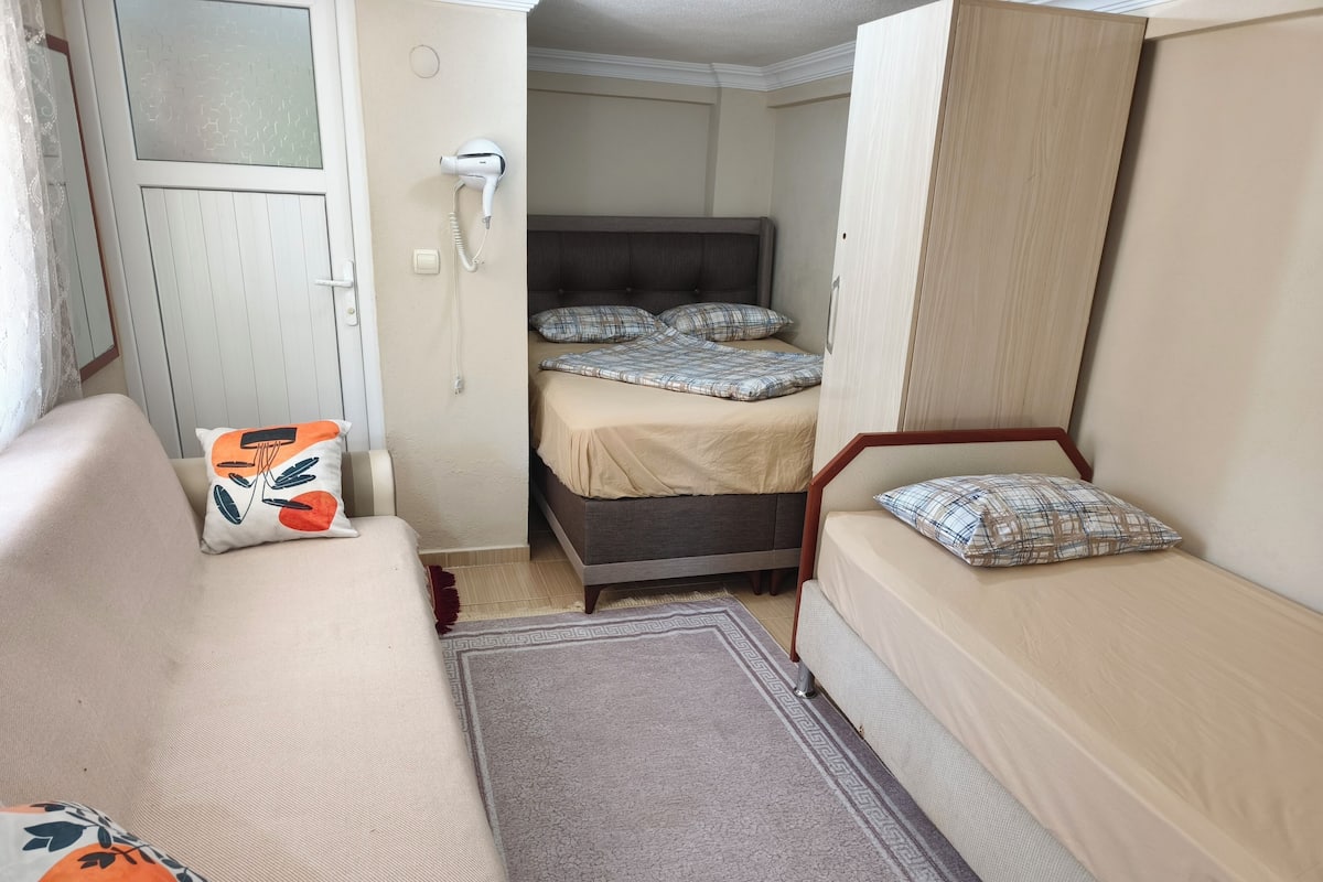 Chambre Quadruple Standard, vue jardin | Literie de qualité supérieure, matelas Select Comfort