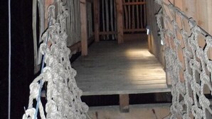 A wooden bridge with intricate rope railings leading to a covered porch. - Moulin de la Jarousse - Les Cabanes (Angoisse)