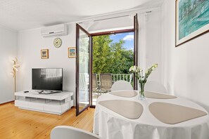 Appartement, 2 slaapkamers, balkon | Woonruimte | Een flatscreentelevisie