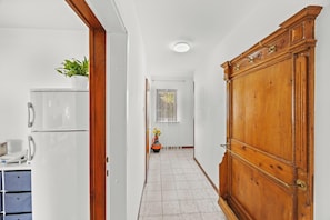 Appartement, 2 slaapkamers, balkon | Privékeuken | Een koelkast, een oven, een kookplaat, een koffiezetapparaat/waterkoker