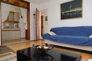 Apartment, 2 Schlafzimmer, Balkon | Wohnbereich | Flachbildfernseher
