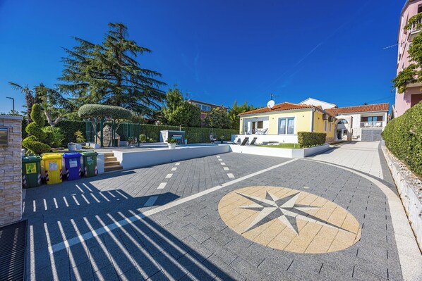 المنشأة من الخارج