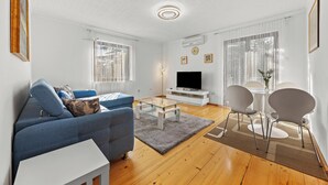 Leilighet, 2 soverom, balkong | Oppholdsområde | Flatskjerm-TV