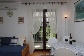 Apartment, 2 Schlafzimmer, Balkon | Wohnbereich | Flachbildfernseher
