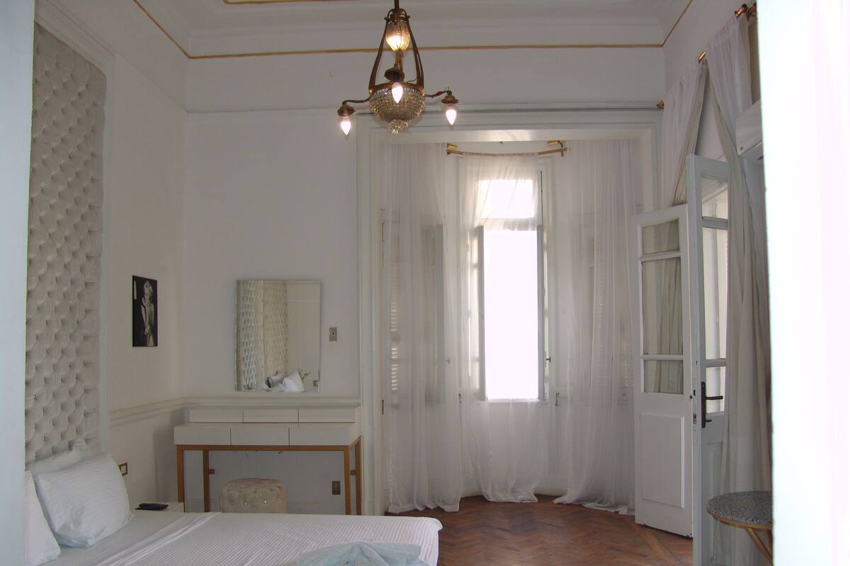 经典单人房, 1 张特大床, 城市景观 | 迷你吧、客房内保险箱、特色装修、特色家居