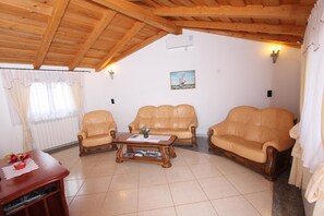 Kahden hengen comfort-huone | Oleskelualue | LCD-televisio