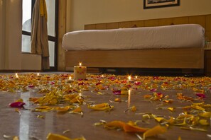 Royal Room, 1 King Bed, Accessible, City View | In-room safe, desk, soundproofing, rollaway beds - Broadways Inn (Manali)