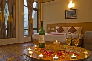 Royal Room, 1 King Bed, Accessible, City View | In-room safe, desk, soundproofing, rollaway beds - Broadways Inn (Manali)