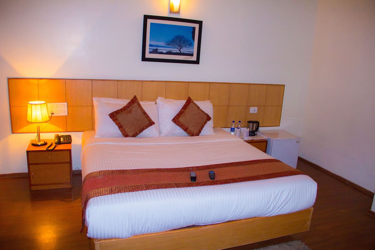 Deluxe Room, 1 King Bed, Accessible, Hill View | In-room safe, desk, soundproofing, rollaway beds