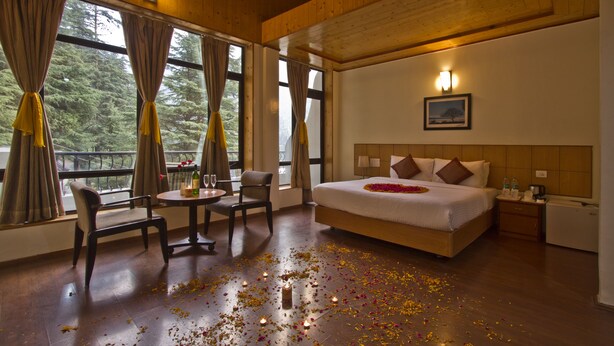 Royal Room, 1 King Bed, Accessible, City View | In-room safe, desk, soundproofing, rollaway beds (surcharge) - Broadways Inn (Manali)