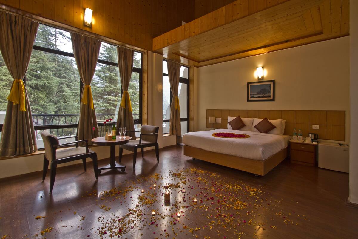 Royal Room, 1 King Bed, Accessible, City View | In-room safe, desk, soundproofing, rollaway beds