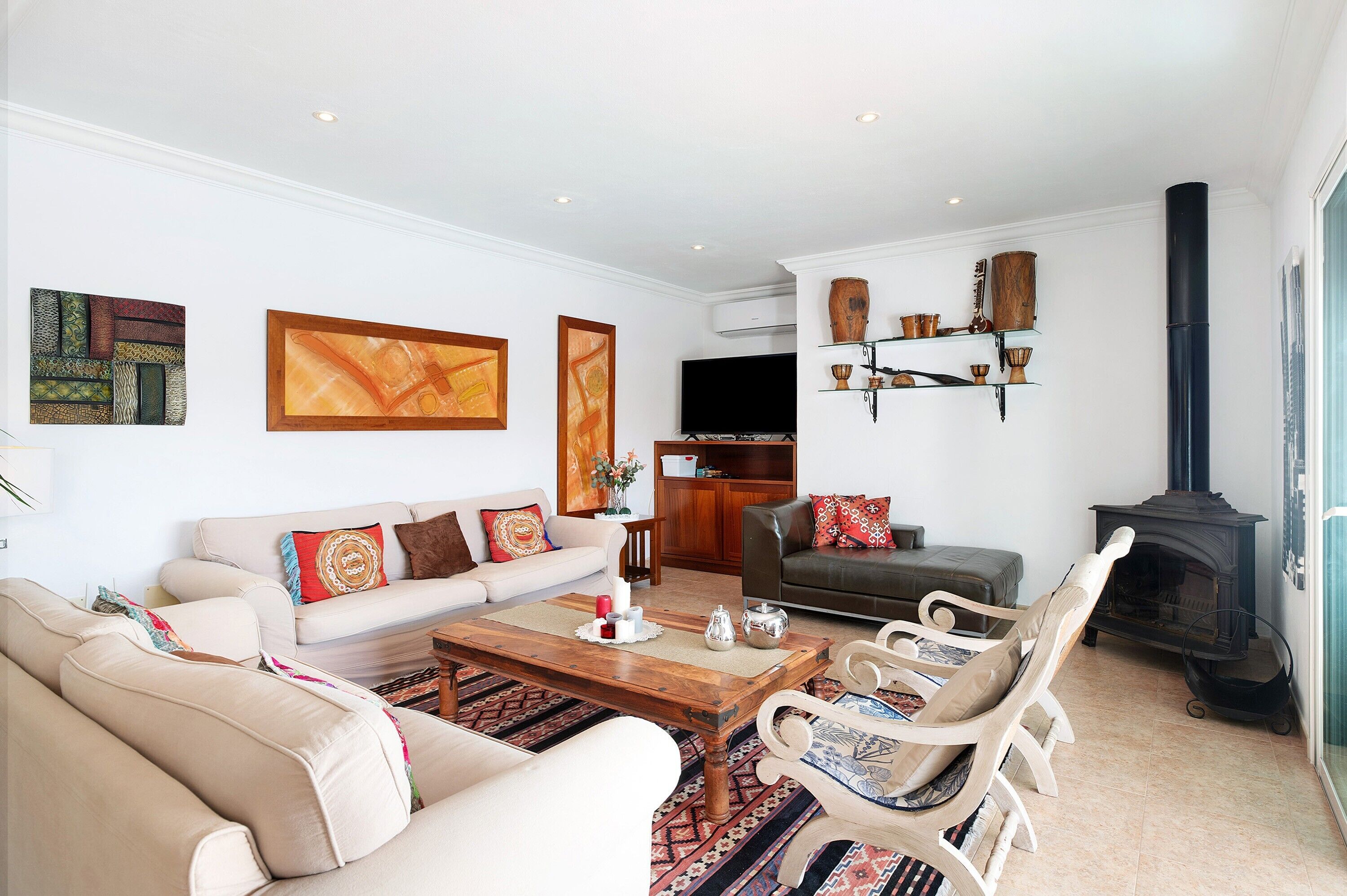 Fernseher, Kamin, DVD-Player