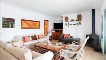 Fernseher, Kamin, DVD-Player