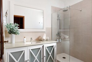Baignoire, articles de toilette gratuits, sèche-cheveux