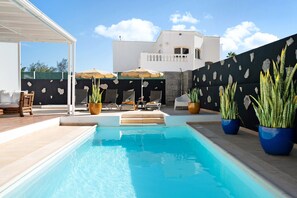 Pool - Air-Conditioned Villa with Luxurious Pool Area & Terrace Close to Golf Course (Costa Teguise)