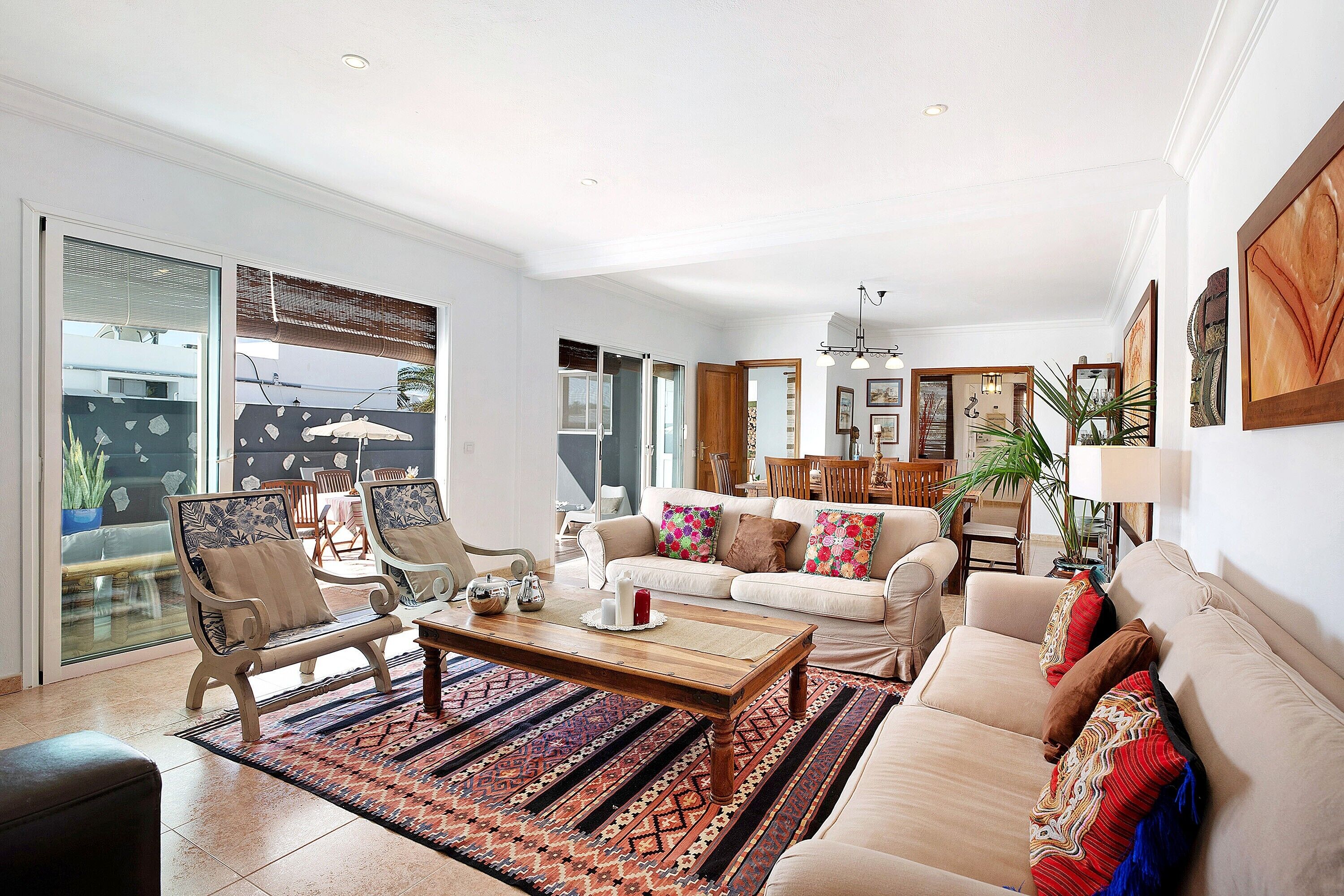 电视、壁炉、DVD 播放器