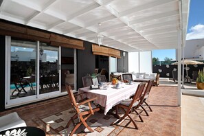 Outdoor dining - Air-Conditioned Villa with Luxurious Pool Area & Terrace Close to Golf Course (Costa Teguise)