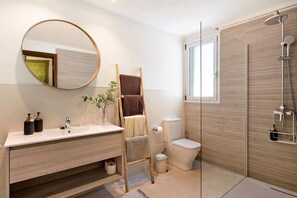 Bathtub, free toiletries, hair dryer, towels - Air-Conditioned Villa with Luxurious Pool Area & Terrace Close to Golf Course (Costa Teguise)