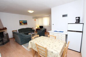 Appartamento, 2 camere da letto (1) | Area soggiorno | TV a schermo piatto