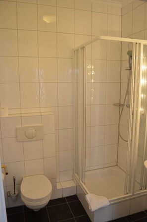 Habitación individual estándar | Baño | Ducha, artículos de higiene personal gratuitos y secador de pelo