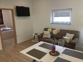 Apartment, 2 Bedrooms (Gold) | Egyptian cotton sheets, premium bedding, down comforters, pillowtop beds