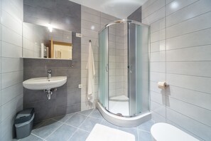 Appartamento (Orange) | Bagno | Asciugacapelli, pantofole, asciugamani, sapone