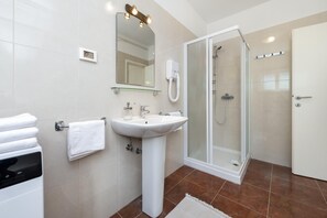 Apartment, 2 Bedrooms | Bathroom | Shower, hair dryer, bidet, towels