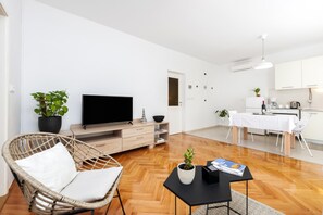 Appartamento, 1 camera da letto | Area soggiorno | TV a schermo piatto