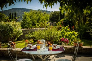 Comfort Double Room | Breakfast area | Free daily continental breakfast