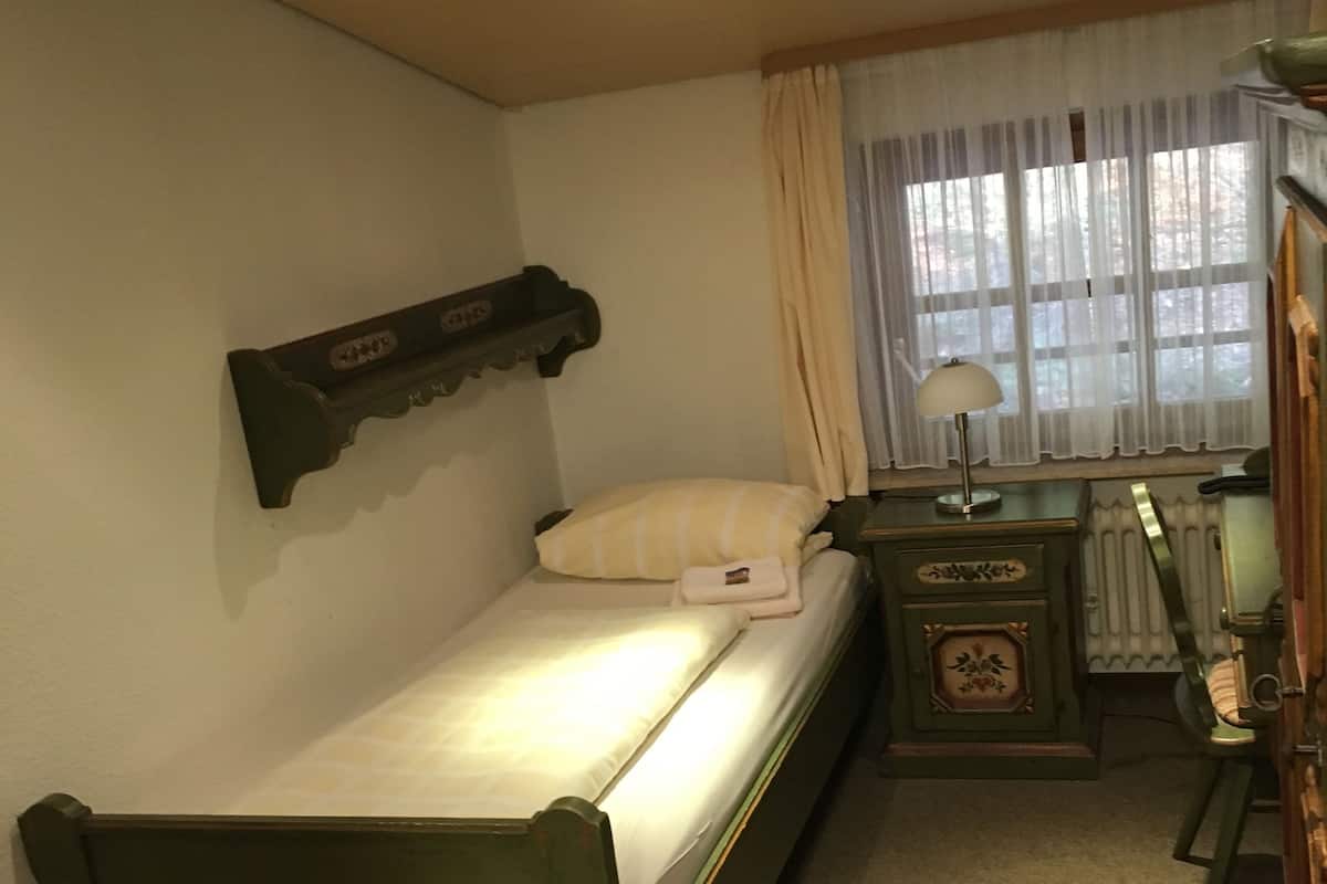 Eenpersoonskamer, niet-roken | Een kluis op de kamer, een bureau, rolstoeltoegankelijk