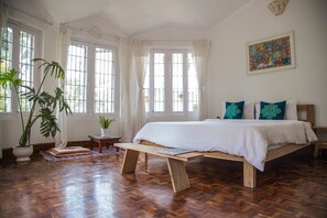 Habitación doble Confort, varias camas, para no fumadores, vista al patio | Muebles diferentes, escritorio y wifi gratis