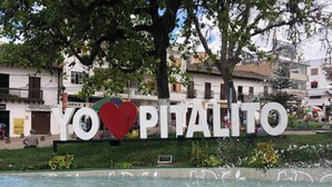 Een bord met de tekst 'YO ♥ PITALITO' en een fontein op de voorgrond.