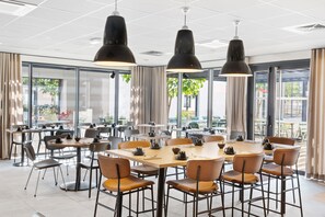 Daily buffet breakfast (EUR 15 per person) - Best Western Dijon Quetigny (Quetigny)